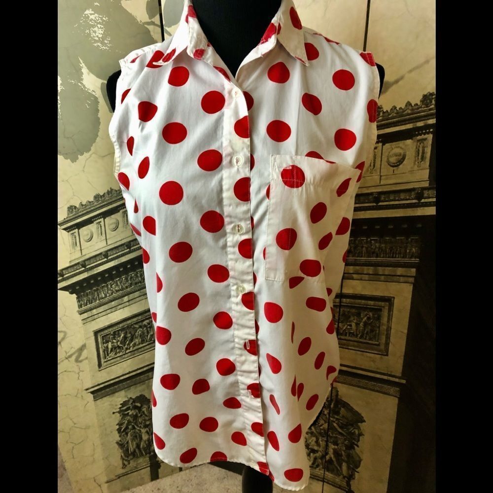 Fun sleeveless shirt by Simply Basic in size medium